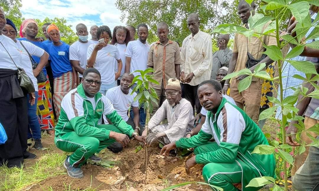 Projet « Un employé, un arbre » : le personnel de la fondation Sompagnimdi met des plants en terre